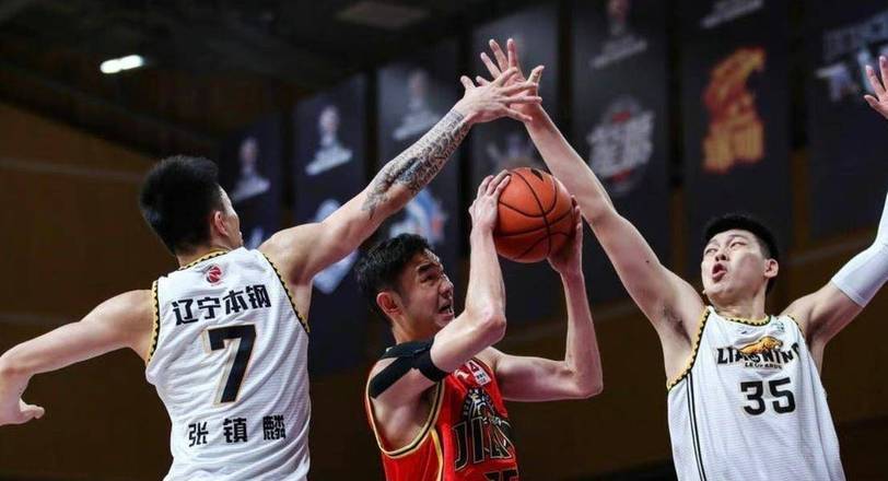 莱万多夫斯基迎来二十赛季出色发挥，湖人观众热烈欢呼！