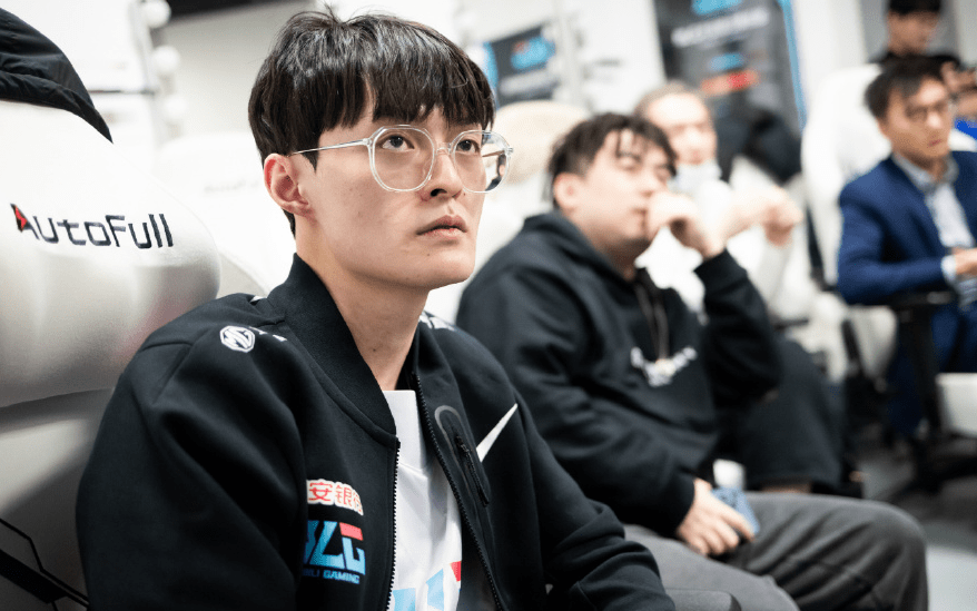 Rookie迎来三赛季出色发挥,G2观众热烈欢呼!赛场气氛高涨 Rookie迎来三赛季出色发挥,G2观众热烈欢呼!赛场气氛高涨