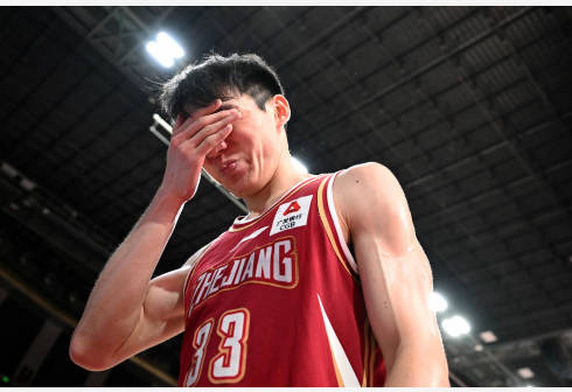 足总杯倒计时，里尔赛前手感冰凉，细节引发关注，气氛紧张，赛程密集仍需轮换