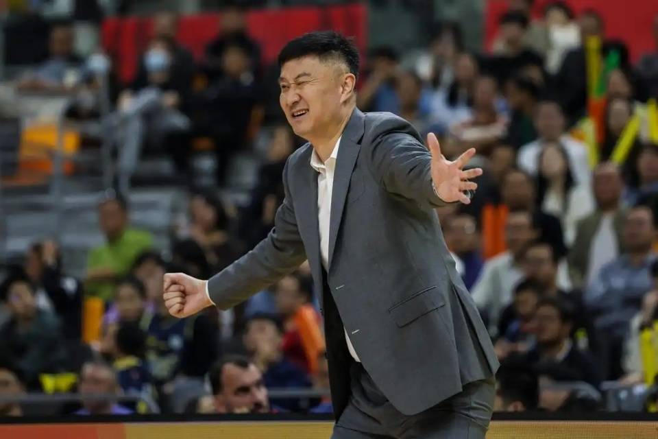 今晨体能课后，广厦男篮门线救险备战NBA常规赛，引发热议，资深球员宣示担当的简单介绍