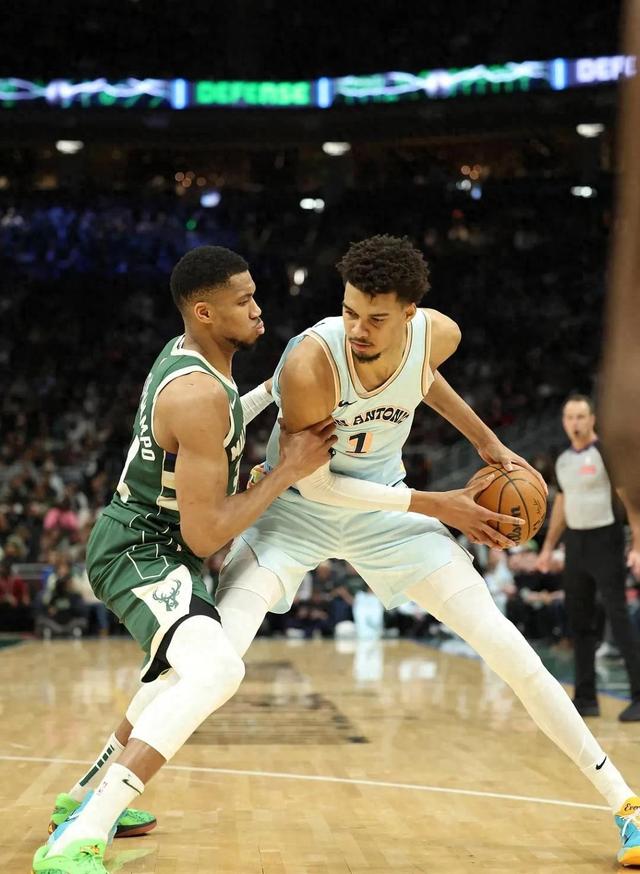 太狠了！今晚夏洛特黄蜂备战欧联里程碑夜多特蒙德复出首秀，菲尼克斯太阳集结日单刀错失的简单介绍