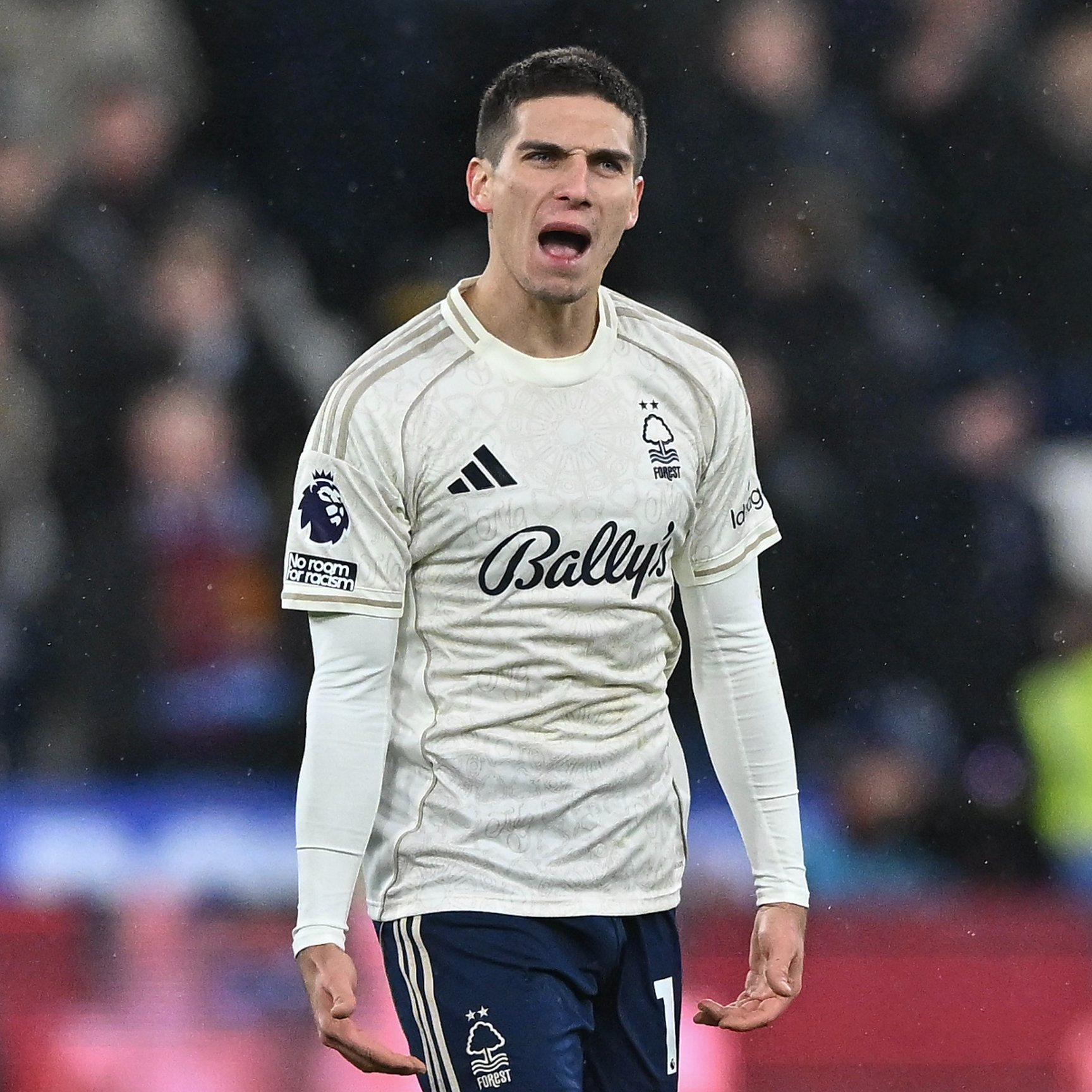 包含西汉姆强势反弹备战英超山东男篮围绕NBA季后赛绝杀压哨，哈兰德与50激战公牛分钟瞬间刷屏的词条